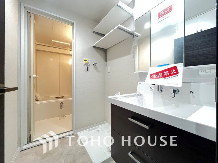 洗面 落ち着きのある色合いでまとめられた洗面室