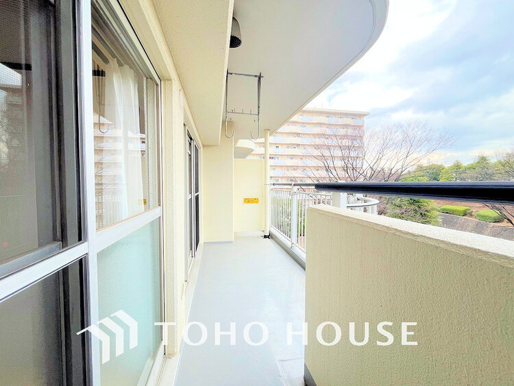 バルコニー 日当たりの良いバルコニーで晴れの日の洗濯物も楽しみになりますね