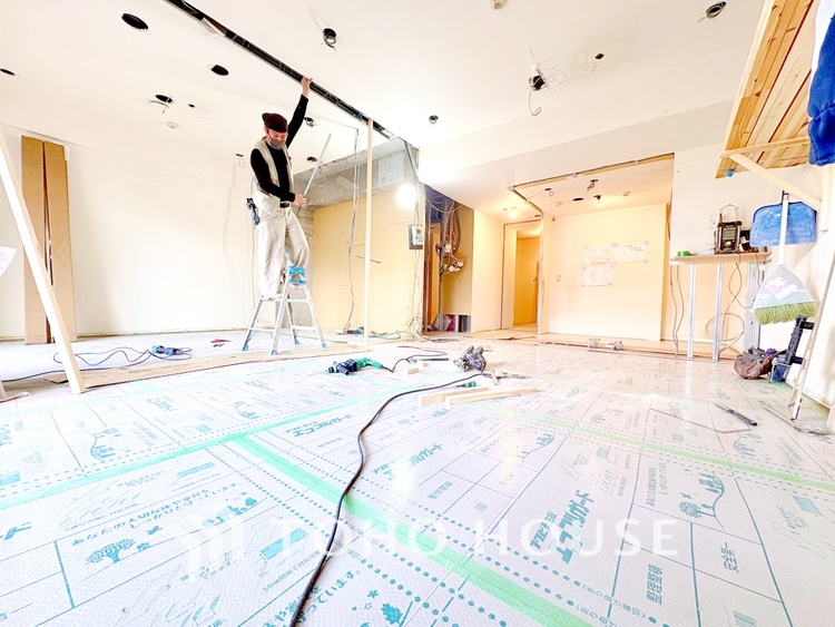 内装 【リビング】明るい陽射しが差し込む、開放感あふれるリビング空間です。