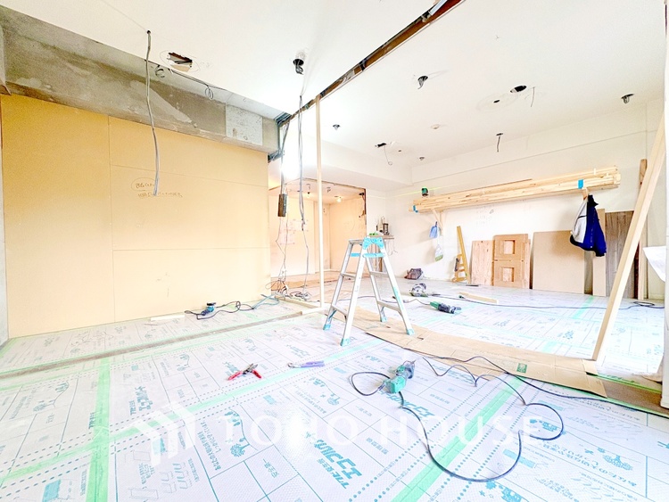 内装 【リビング】広々とした空間で、のびのびと過ごせるリビングが魅力です。