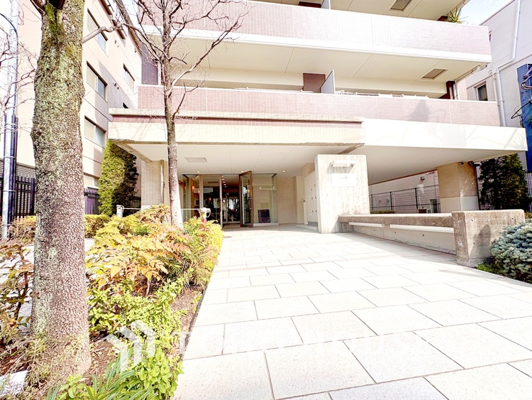 エントランス 【エントランス】落ち着きと上質感を感じさせる、清潔感あるエントランスです。