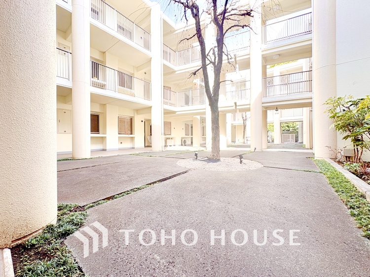 その他 【共用部】周囲の環境と調和しながらも、ひときわ目を引くデザインです。