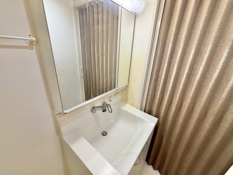 その他 清潔感を感じられる洗面化粧台。