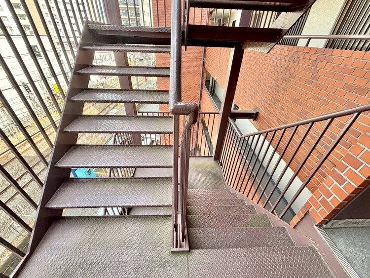 その他 共用部の階段です。明るく清潔に管理されています。