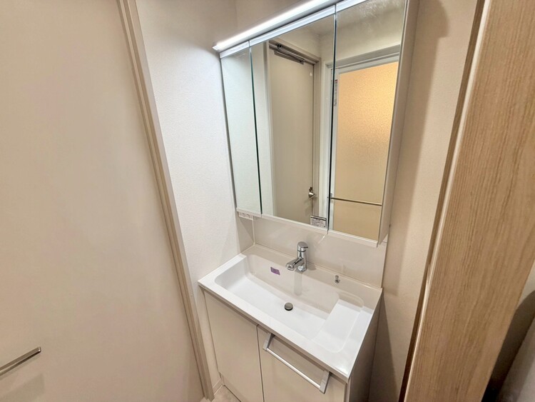 その他 清潔感を感じられる洗面化粧台。