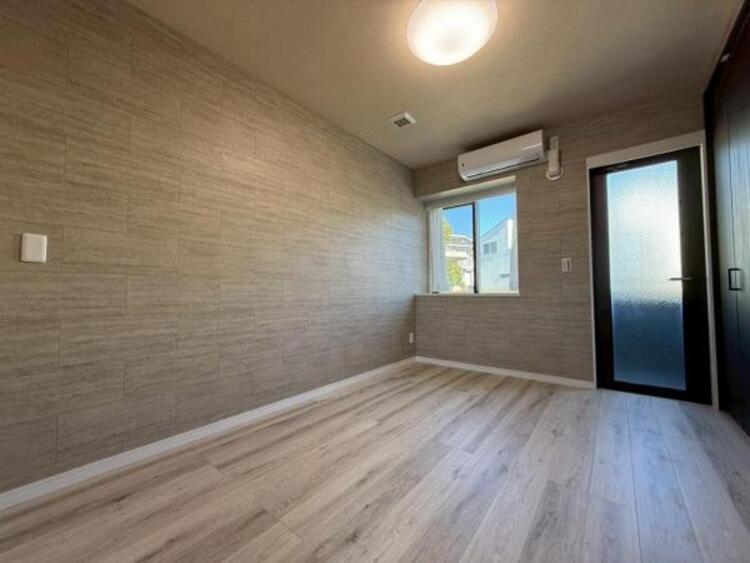 内装 採光を確保した明るい室内は風通しも良く穏やかな時が流れます！様々な生活スタイルにも対応可能な間取り。採光もアクセントの一つとして。この明るい好みの空間で読書をしたり、音楽を聞いたりと一人の時間も充実！