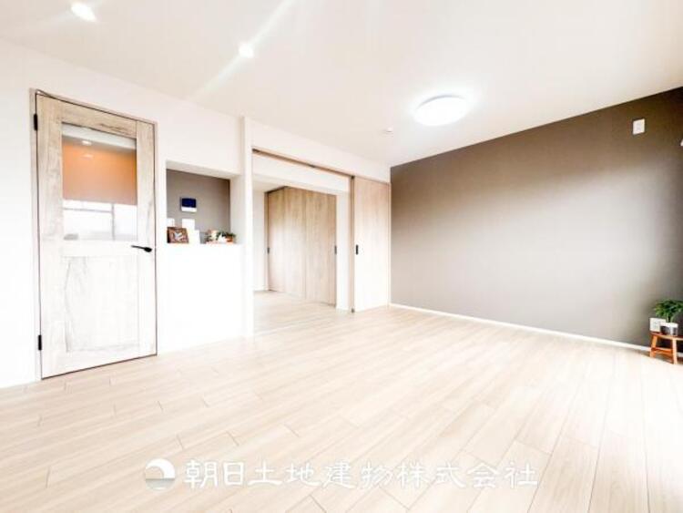 居間 【リビング】大切なご家族、招いた友人と過ごすひと時を溢れる光が優しく包み込む空間。