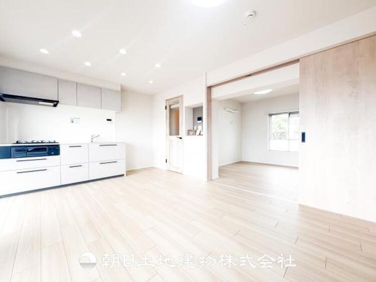 居間 【キッチン】毎日使う場所だからこそ、ストレスなく使えて、スムーズな家事ができる空間になっております。