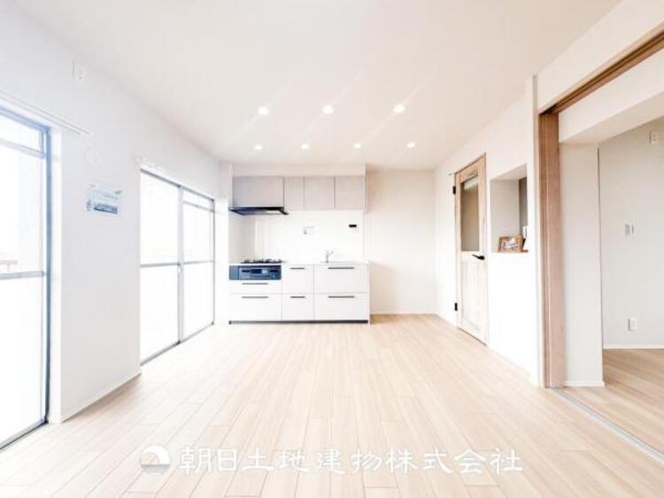 居間 【浴室】1日の疲れを癒すバスタイム。心地よいリラックスを叶える独立した美しい空間です。