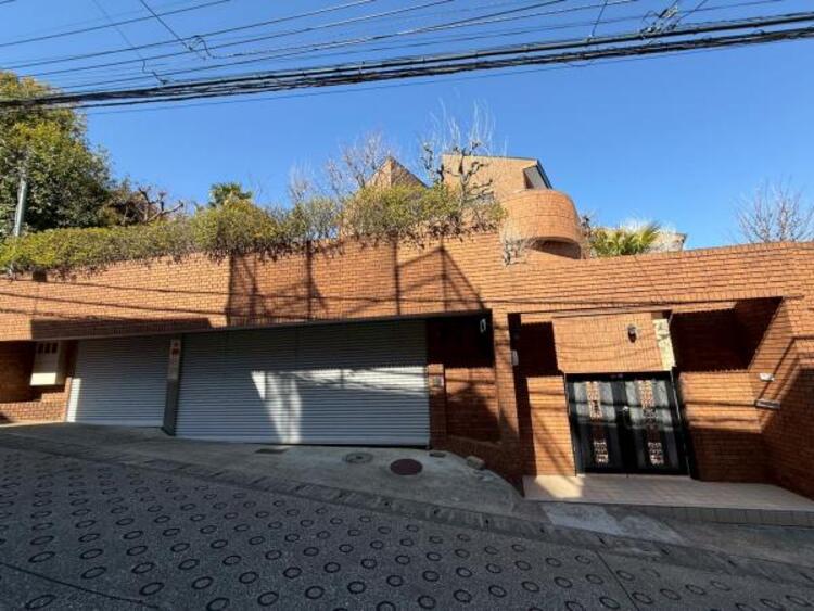 外観 緑に恵まれたエリアで、自然に包まれた穏やかな暮らしを実現！！緑の潤いを感じながらホッと生活できそう。四季の移り変わりを感じられる贅沢な空間で、暮らしの夢を育む、あらたな住生活をスタートしてみませんか？ 