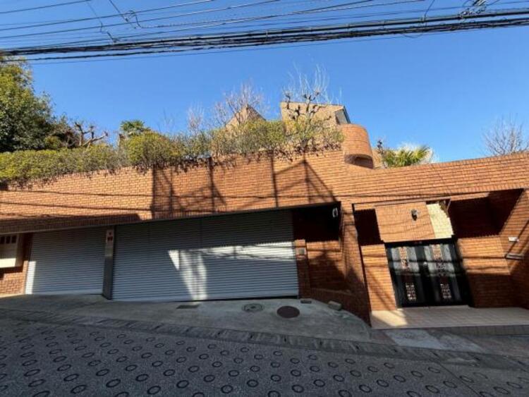 外観 毎日のお散歩も楽しく緑に恵まれた静かな住環境となります！！！伸び伸びスローライフを叶えてくれる物件！自然豊富な季節の移ろいを身近に感じられる環境は空間に彩りを添えておしゃれな住空間を作り上げます！ 