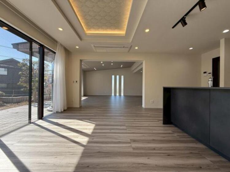 居間 お天気が晴れの日は照明をつけなくても充分明るいリビングです！どこか落ち着きのある広々とした内装です！皆で過ごす空間が、目に浮かんでくる様な優しいリビングダイニングです！くつろいだり楽しい時間を是非！