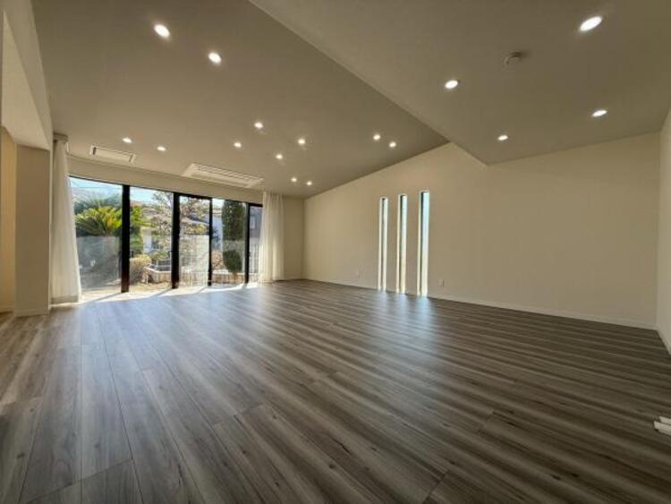 居間 リビングにあふれる採光と心地よい風のつどう調和された空間！！生活を彩る充実した日々が過ごせそうです。家族の滞在期間が長くなることを予測して、設計士が思いと工夫をこらした自慢のリビングダイニング！！！