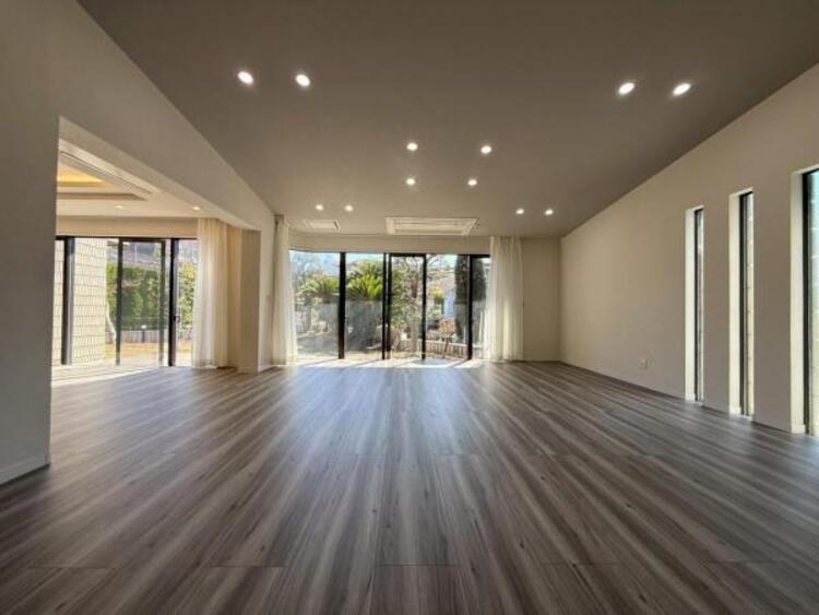 居間 開放感とプライベート感が見事に両立されたリビングダイニング！通常では相反するファクターがともにそろうと極上のくつろぎ空間が生まれます。だれにも譲りたくない至福の空間で過ごす日々は生活をより豊かにします