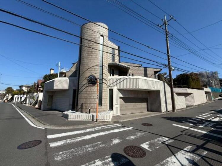 外観 住みやすさとデザイン性を両立させた欲張りな住宅が登場しました　相反しがちなことが相互作用でより良質に！本物だけが表現することができる質の高い機能美はよきものをつなげた古くからの伝統と最新技術の結晶です																			