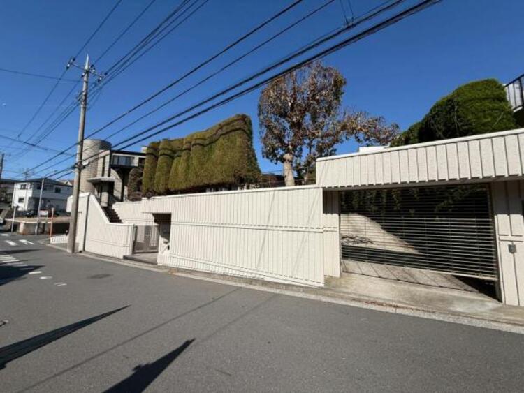 外観 青空を背景にスタイリッシュな外観が住まう人に誇りを与えます。駅周辺施設も利用でき快適生活が送れます！四季を通じて自然と触れ合えるスポットが周辺には沢山あり、お散歩やジョギング週末の遊びにおすすめです。																						