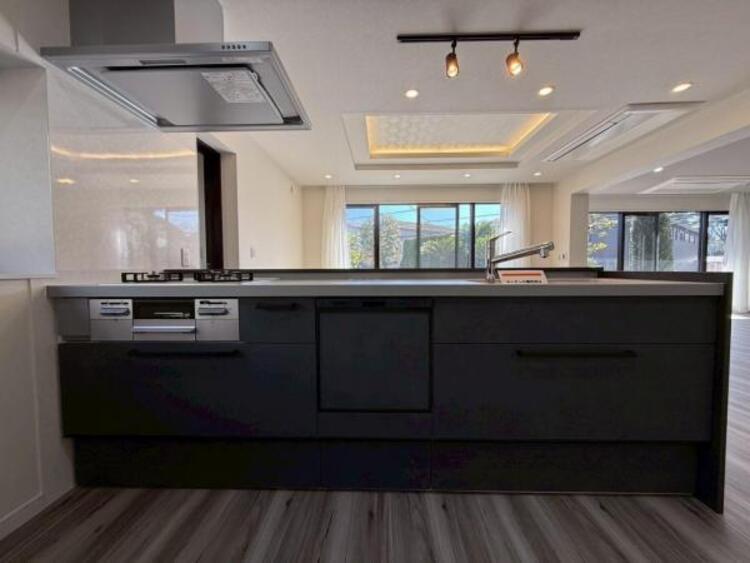 キッチン 広く取られたキッチンスペースはとても便利です。　自由にレイアウトがカスタマイズできます。