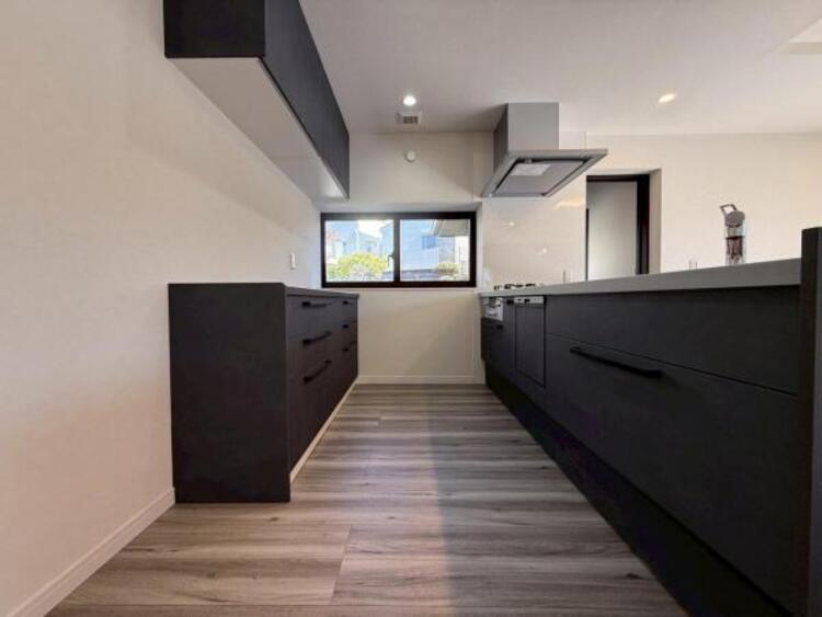 キッチン リビングダイニングが見渡せるカウンターキッチン！　お料理をする人も開放感が心地いいです。