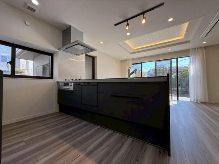 キッチン 最新のシステムキッチンは使い勝手が良好です。　　気持ちよく料理ができます。