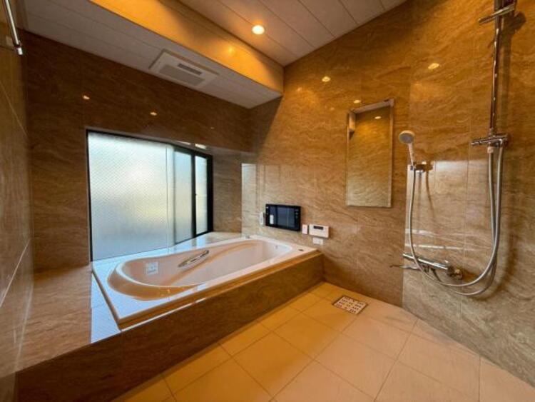 風呂 ゆったりと寛げる広々バスで足を伸ばしてリラックス。　最新のユニットバスは設備も充実です。