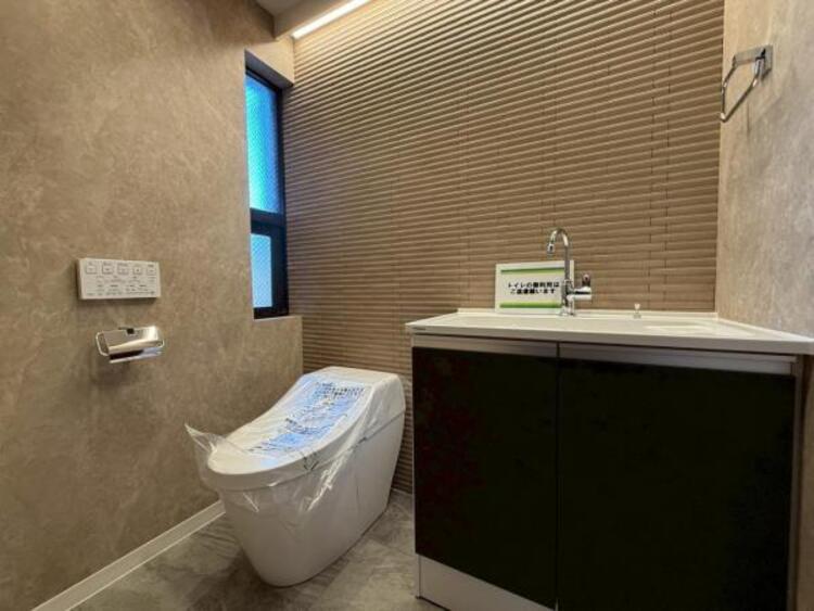 トイレ ウォシュレット、保温機能付き便座など充実の設備です　お掃除がしやすくストレスフリー！！