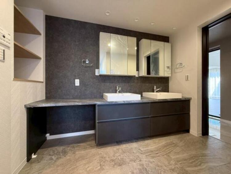 洗面 使用頻度の高い場所だからこそ便利な空間に。多人数での使用も考えた便利な空間です