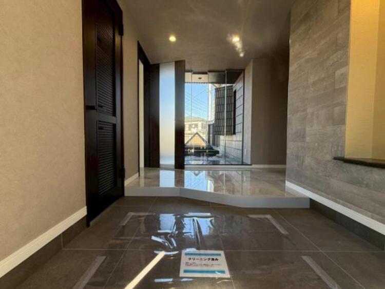 その他 明るく広い玄関には収納力に優れたシューズボックス。　靴をスッキリと整頓することができます。