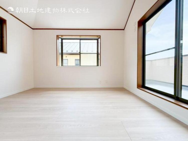 内装 採光を確保した明るい室内は風通しも良く穏やかな時が流れます！様々な生活スタイルにも対応可能な間取り。採光もアクセントの一つとして。この明るい好みの空間で読書をしたり、音楽を聞いたりと一人の時間も充実！ 