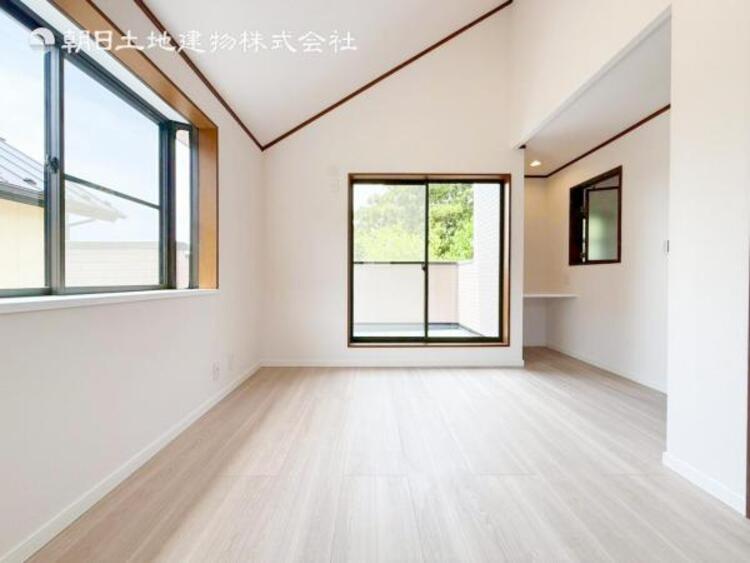 内装 居室はひとり時間を過ごせる安らげるお部屋として活用できます！収納スペースあり！荷物が多くても十分！！ベッドや勉強机、テレビなどを置きたい場合におすすめ！！過ごす時間が長くてもゆったり過ごせそうですね！ 