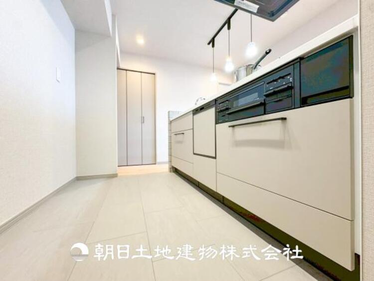 キッチン 【キッチン】シンプルで使いやすいデザインにこだわったキッチン。プライベートスペースを彩るインテリアとしての美しさと、快適な日常を支える機能性と強さがひとつになった自慢のキッチンです。