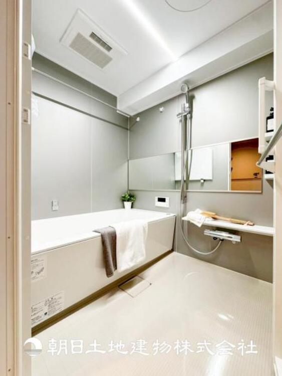 風呂 【浴室】1日の疲れを癒すバスタイム。心地よいリラックスを叶える独立した美しい空間です。心からゆったりと寛いでいただけるよう、ゆとりのスペースを確保しています。