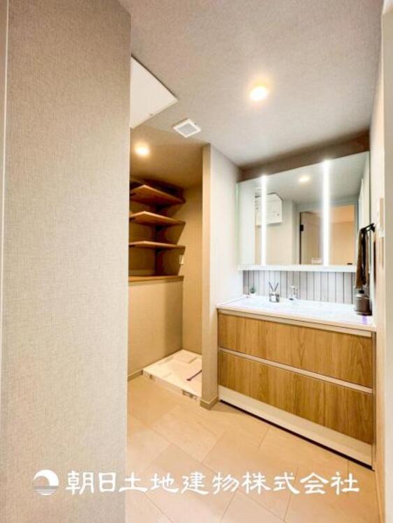 洗面 【洗面化粧台】広々とした洗面化粧台はたっぷり収納もさる事ながら、身だしなみチェックや歯磨きなど、朝の慌ただしい時間でも心に余裕とゆとりを作ってくれます。