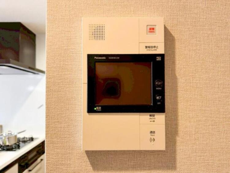設備 【モニター付きインターホン】訪問者の確認が出来るので、セキュリティ対策にも最適のモニター付きインターホン。