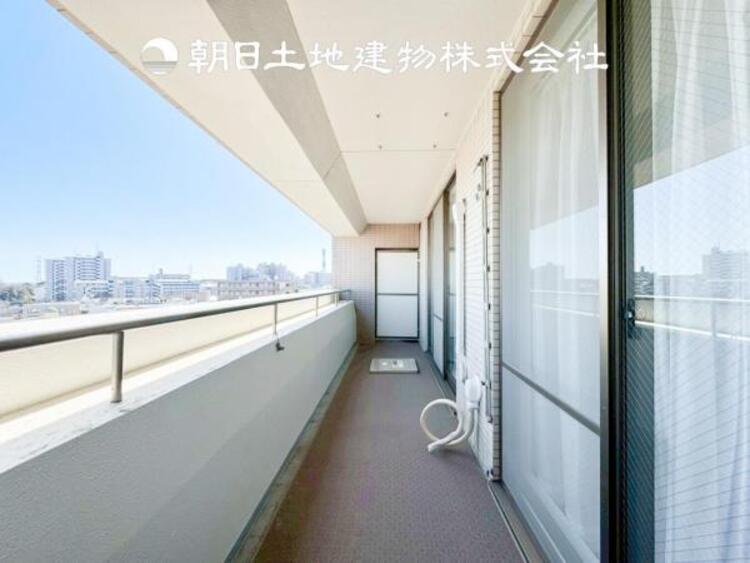 バルコニー 【バルコニー】温かい太陽を感じる事ができるのは、目の前に遮るものが無いから。彼方に広がる風景が絵画のように広がります。