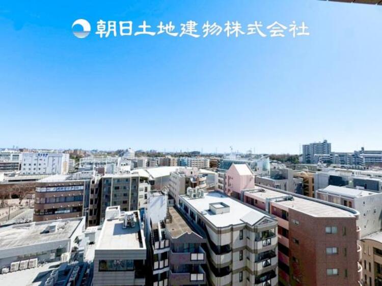 その他 【眺望】目の前に手を伸ばせば、触ることが出来そうな環境が、そのままインテリアになったような印象です。その豊かな眺望にふさわしい空間には、通風・採光にも優れ、心地よい光と風があふれています。