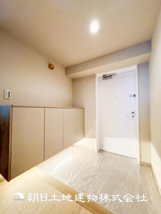 その他 【玄関】家族の帰り、遊びに来る友人、知人を優しく迎え、温もりに満ちた生活空間を予感させる。帰りたい家がここにあります。