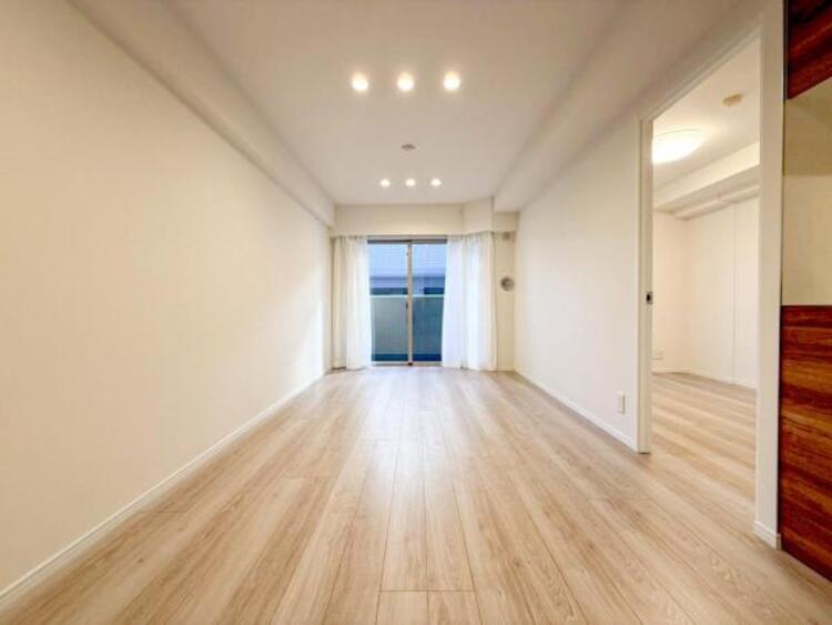 居間 お天気が晴れの日は照明をつけなくても充分明るいリビングです！どこか落ち着きのある広々とした内装です！皆で過ごす空間が、目に浮かんでくる様な優しいリビングダイニングです！くつろいだり楽しい時間を是非！