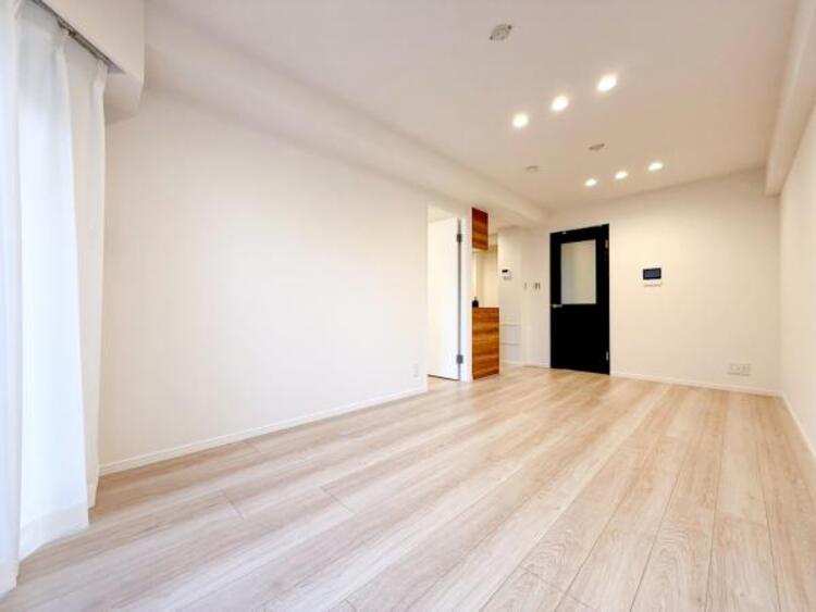 居間 リビングにあふれる採光と心地よい風のつどう調和された空間！！生活を彩る充実した日々が過ごせそうです。家族の滞在期間が長くなることを予測して、設計士が思いと工夫をこらした自慢のリビングダイニング！！！