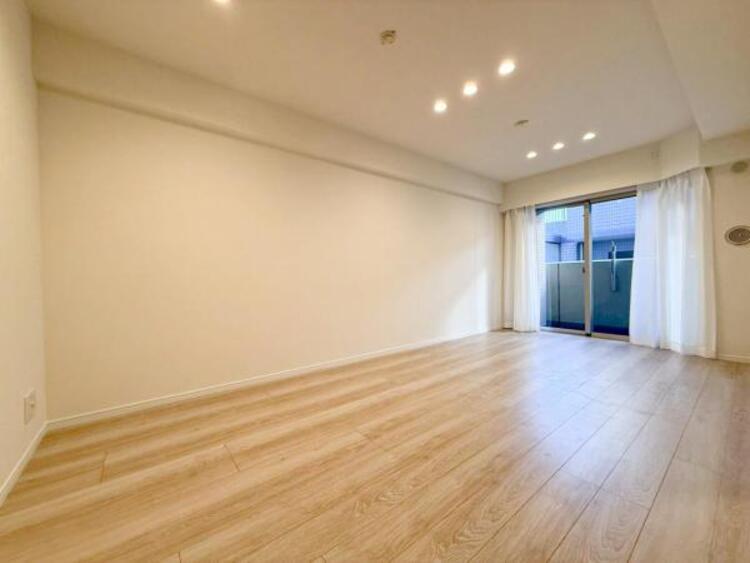 居間 開放感とプライベート感が見事に両立されたリビングダイニング！通常では相反するファクターがともにそろうと極上のくつろぎ空間が生まれます。だれにも譲りたくない至福の空間で過ごす日々は生活をより豊かにします