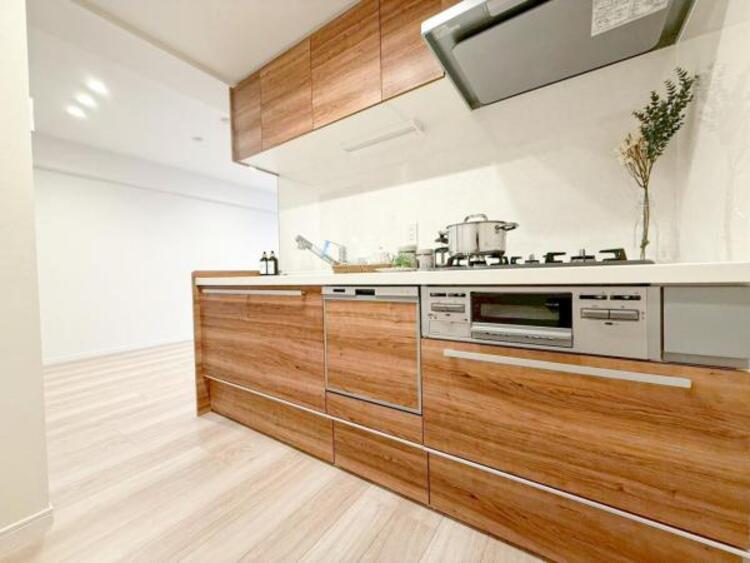 キッチン 【キッチン】広く取られたキッチンスペースはとても便利です。　自由にレイアウトがカスタマイズできます。