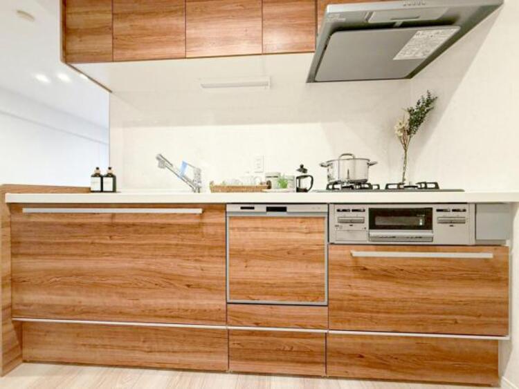 キッチン 食洗器付きキッチン！食後の洗い物の時間を食洗器にまかせて空いた時間を団欒や趣味に使うことができます。お使いにならない場合でも食器の乾燥や大きな食器の収納などにもお使いいただけます。