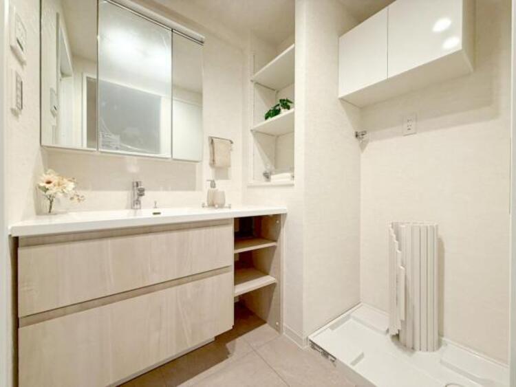 洗面 【洗面・脱衣所】使いやすい最新の洗面台にリフォーム済みです。ご入居時から気持ちよくお使いいただけます