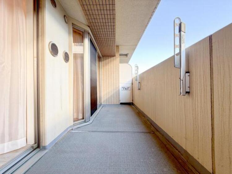 バルコニー 【バルコニー】ワイドスパンのバルコニー！奥行きがあるタイプ！洗濯物が沢山干せて陽はいっぱいあたります