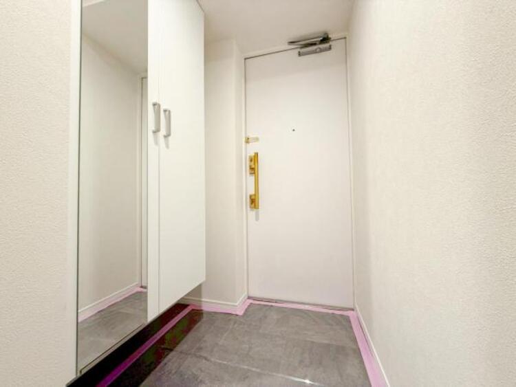 その他 【玄関】明るく広い玄関には収納力に優れたシューズボックス。　靴をスッキリと整頓することができます。