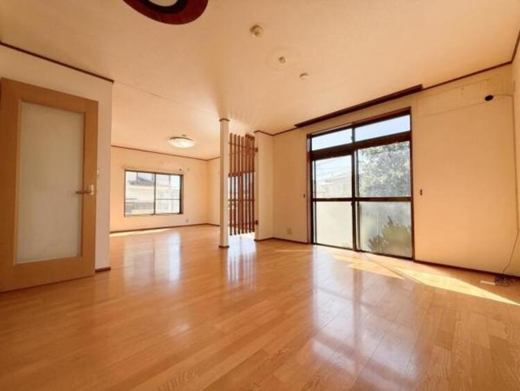 居間 家族の会話や笑顔が行き交うリビングで、子供を走り回らせたい。ダイニングテーブルでゆったり食事を堪能。光と風が溢れる開放的なリビングダイニングには、くつろぎの空間を生み自然と家族みんなが集まってきます 