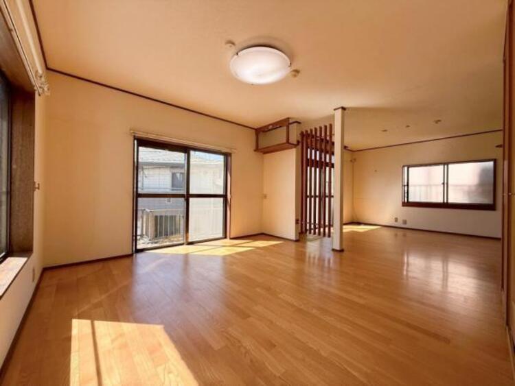 居間 お天気が晴れの日は照明をつけなくても充分明るいリビングです！どこか落ち着きのある広々とした内装です！皆で過ごす空間が、目に浮かんでくる様な優しいリビングダイニングです！くつろいだり楽しい時間を是非！ 