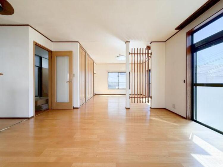 居間 リビングにあふれる採光と心地よい風のつどう調和された空間！！生活を彩る充実した日々が過ごせそうです。家族の滞在期間が長くなることを予測して、設計士が思いと工夫をこらした自慢のリビングダイニング！！！ 