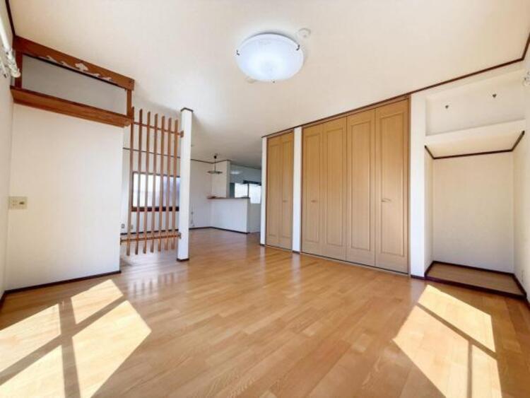 居間 開放感とプライベート感が見事に両立されたリビングダイニング！通常では相反するファクターがともにそろうと極上のくつろぎ空間が生まれます。だれにも譲りたくない至福の空間で過ごす日々は生活をより豊かにします 