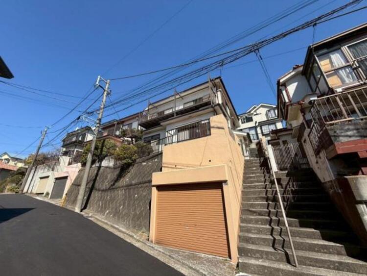 外観 青空を背景にスタイリッシュな外観が住まう人に誇りを与えます。駅周辺施設も利用でき快適生活が送れます！四季を通じて自然と触れ合えるスポットが周辺には沢山あり、お散歩やジョギング週末の遊びにおすすめです。																						 