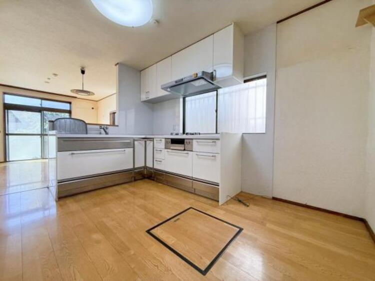 キッチン 広く取られたキッチンスペースはとても便利です。　自由にレイアウトがカスタマイズできます。 